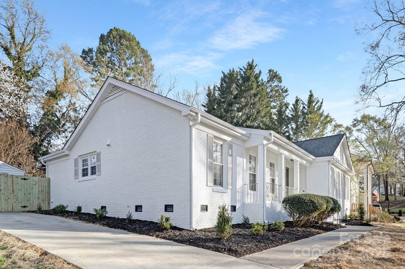 8142 Cliffside Dr, Charlotte, NC 28270