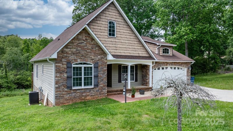 1263 Waterford Dr, Hickory, NC 28602