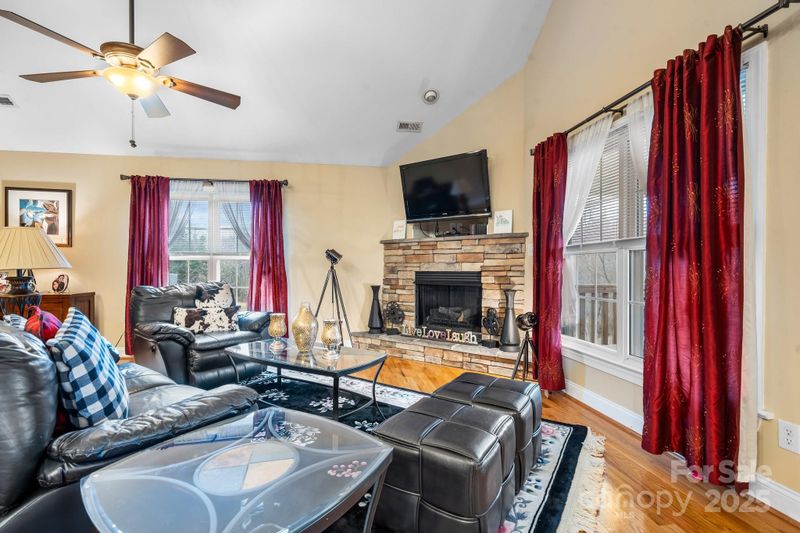 1263 Waterford Dr, Hickory, NC 28602