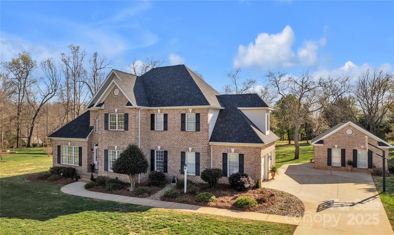 1033 Willow Creek Dr, Newton, NC 28658