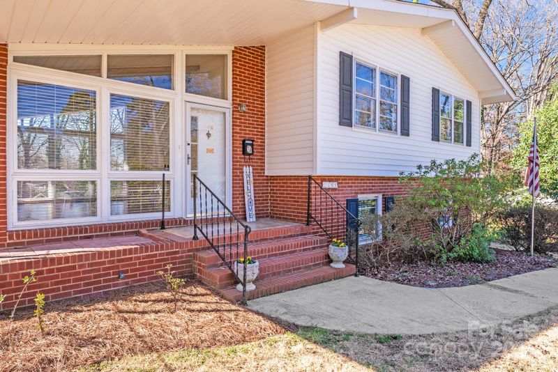 2300 Highlawn Dr, Charlotte, NC 28212
