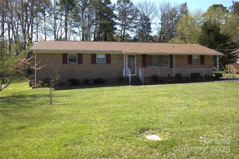 940 Ravendale Dr, Charlotte, NC 28216