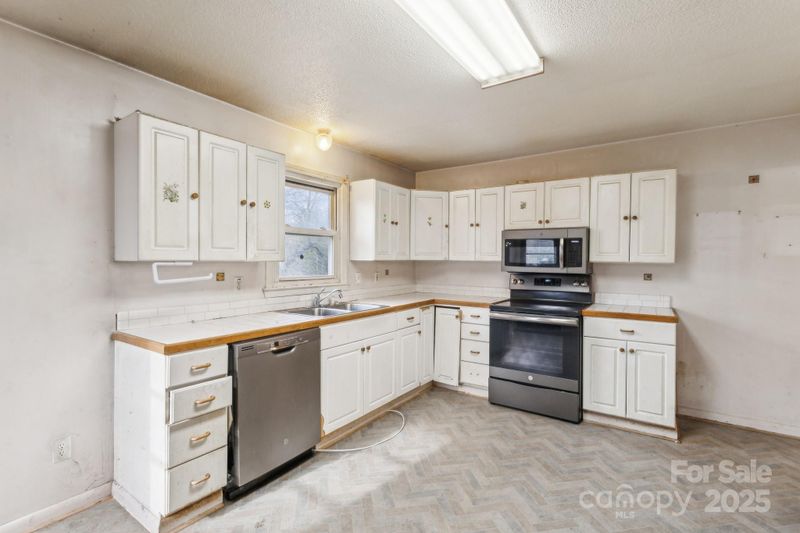 613 E 11th St, Newton, NC 28658