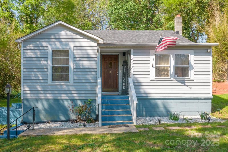 4445 Pioneer Dr, Hickory, NC 28601