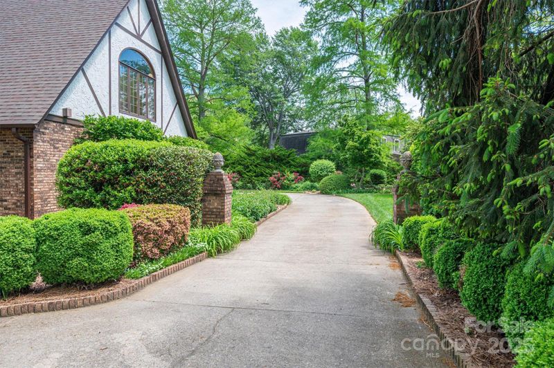 418 3rd St NE, Hickory, NC 28601