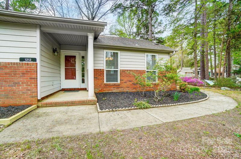 1212 Robinhood Cir, Charlotte, NC 28227