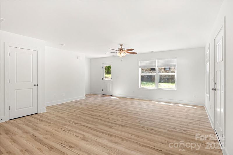 505 E Robinson St, Dallas, NC 28034