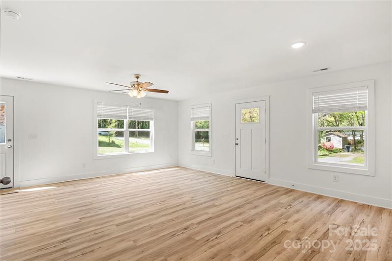 505 E Robinson St, Dallas, NC 28034