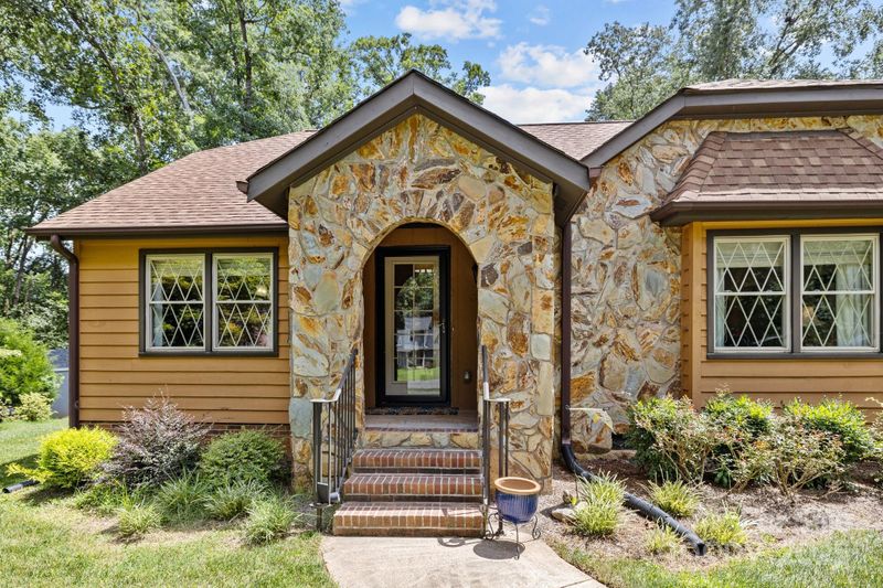 8835 Glencroft Rd, Mint Hill, NC 28227