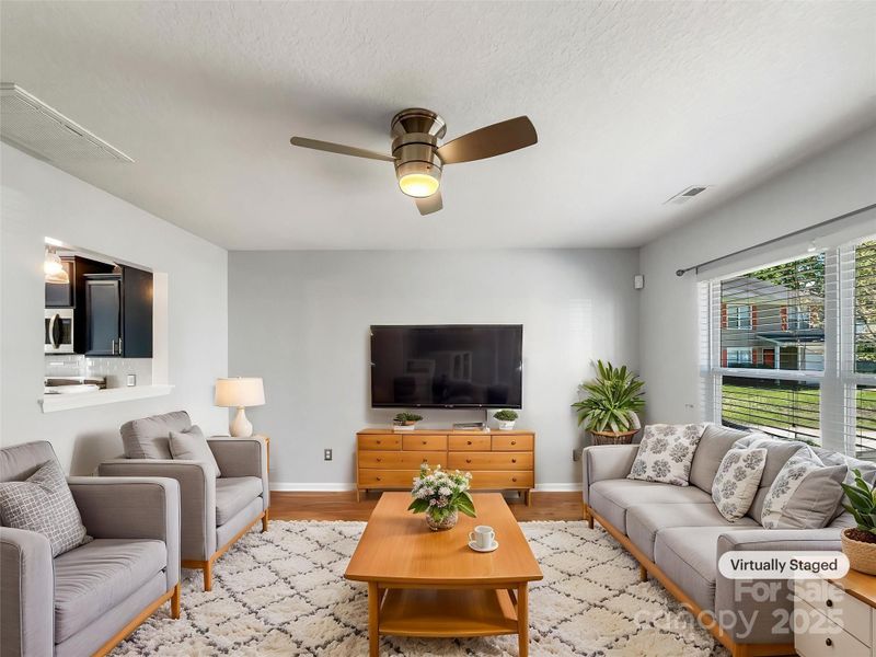 1107 Stonehenge Ln, Charlotte, NC 28216