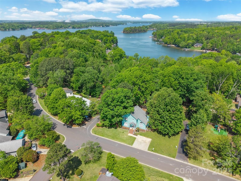 9012 Windjammer Dr, Tega Cay, SC 29708
