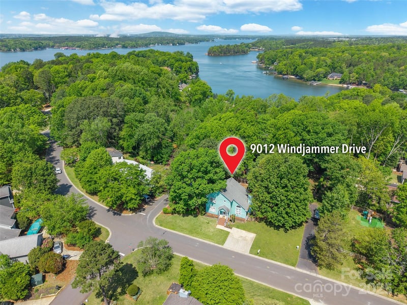 9012 Windjammer Dr, Tega Cay, SC 29708