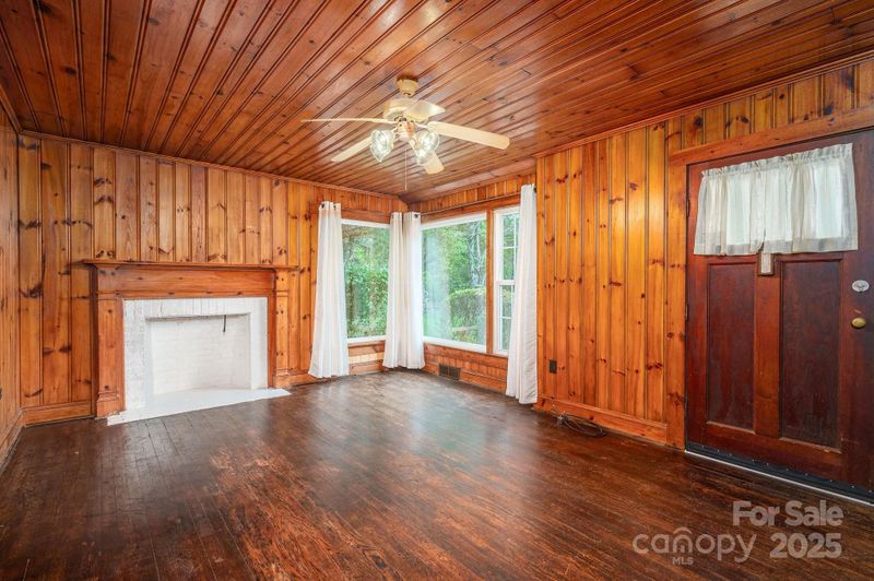 1059 16th Ave NW, Hickory, NC 28601