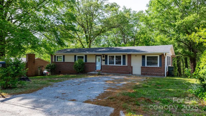 634 7th Avenue Pl SE, Hickory, NC 28602