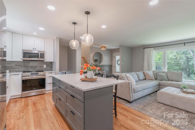 2009 Edgewater Dr, Charlotte, NC 28210