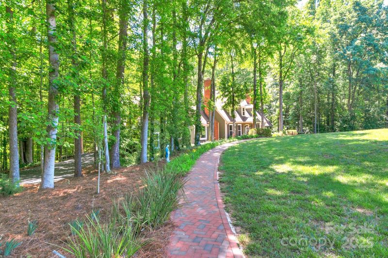 8400 Prince Valiant Dr, Waxhaw, NC 28173
