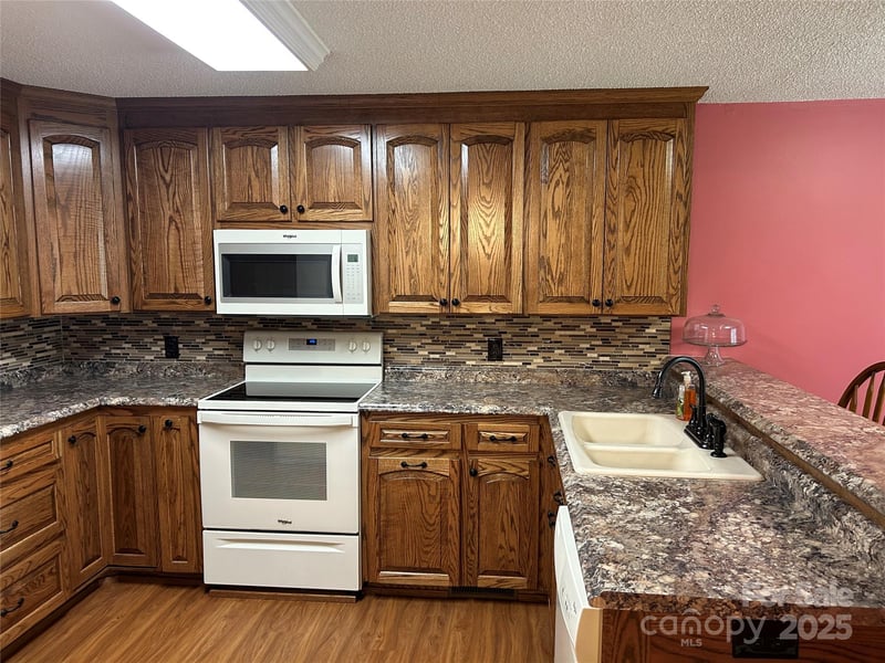 229 Garden Lakes Dr, Blacksburg, SC 29702