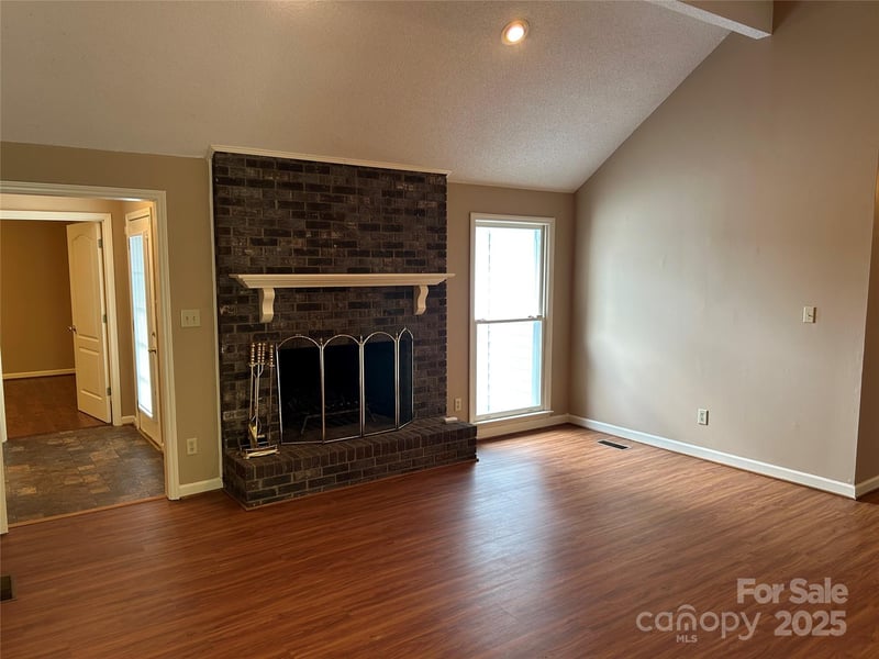 229 Garden Lakes Dr, Blacksburg, SC 29702