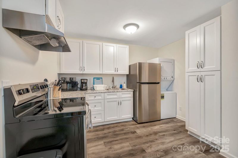 2828 Willow St, Charlotte, NC 28208