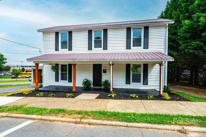 210 W 15th St, Newton, NC 28658