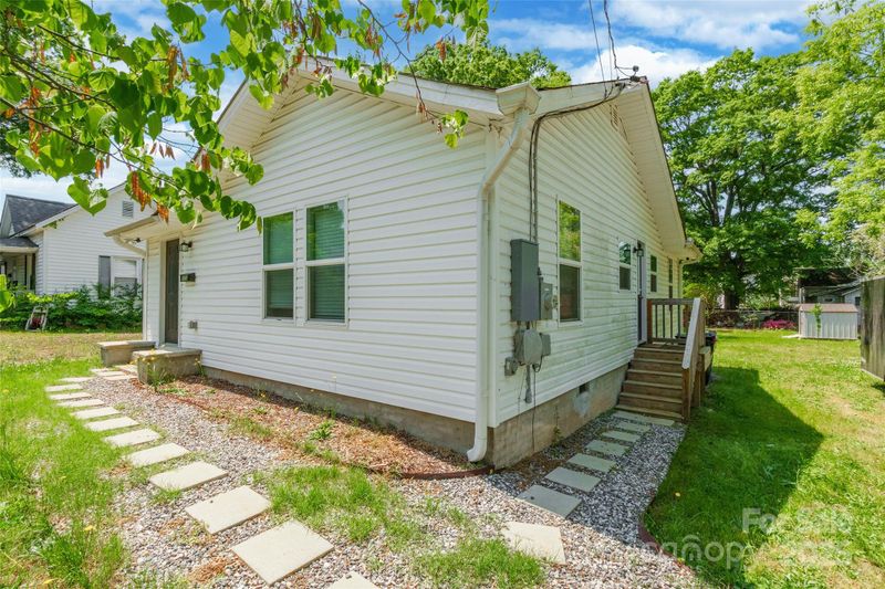 211 E Mcneely Ave, Mooresville, NC 28115