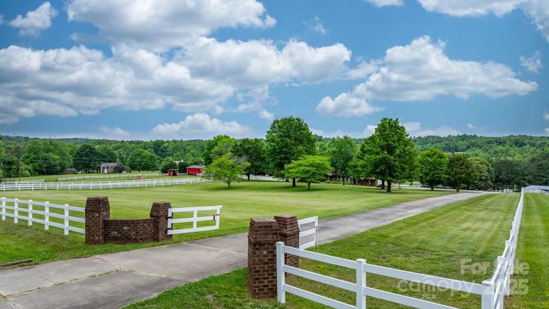 2448 Moss Farm Rd, Hickory, NC 28602