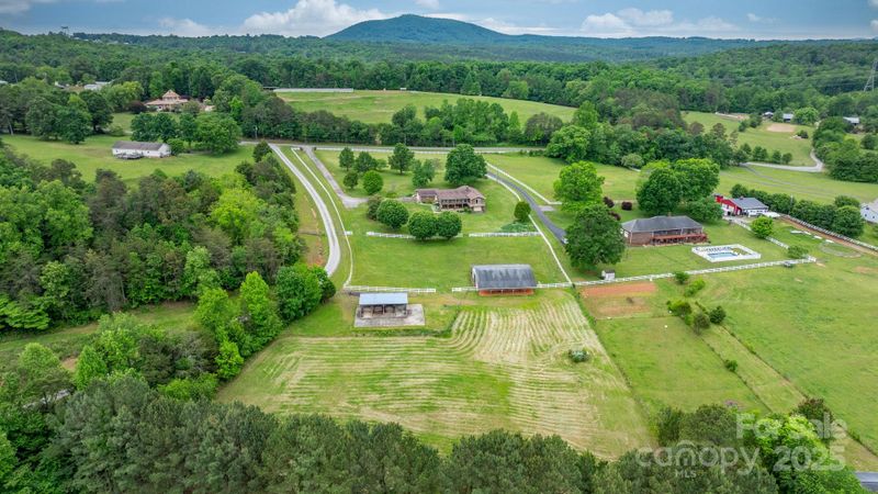 2448 Moss Farm Rd, Hickory, NC 28602