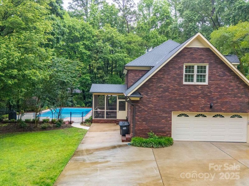 8527 Foxbridge Dr, Matthews, NC 28104
