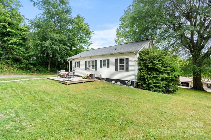 1211 11th St NW, Hickory, NC 28601