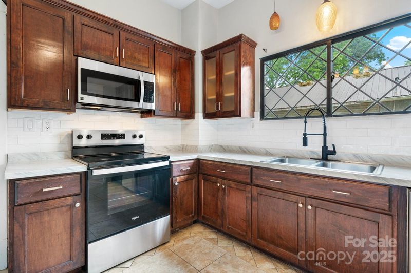425 1st Ave SE, Hickory, NC 28602