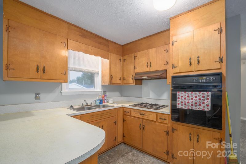 2212 10th Ave NE, Hickory, NC 28601