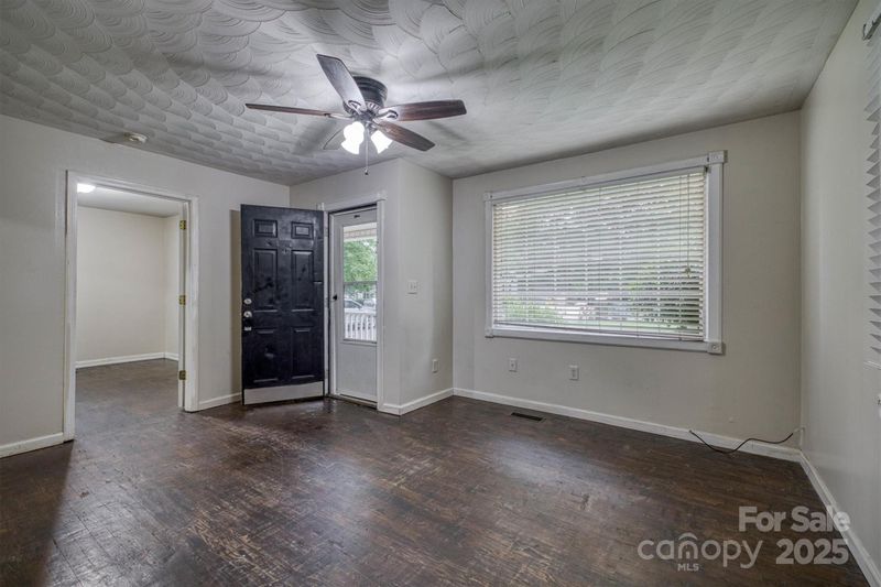 1036 20th St NE, Hickory, NC 28601