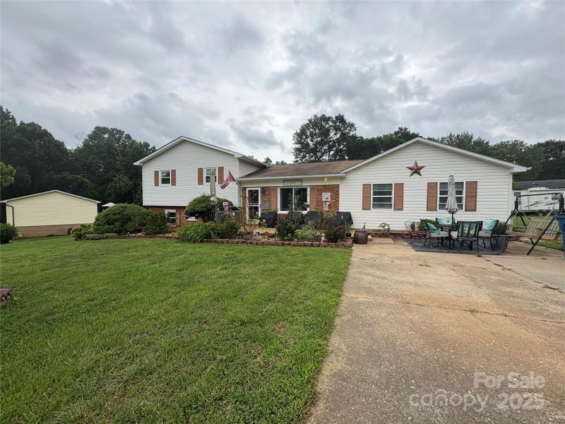 1895 Sandy Cir, Newton, NC 28658