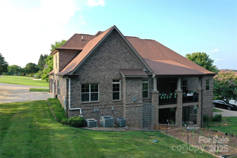 6302 Dwayne Starnes Dr, Hickory, NC 28602