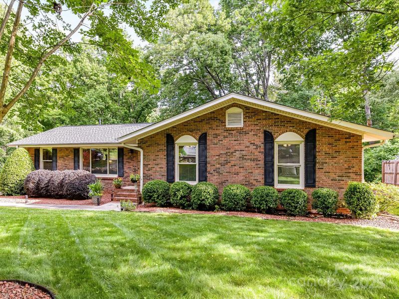 13617 Lake Bluff Dr, Matthews, NC 28105