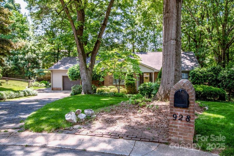 928 Tally Ho Ct, Charlotte, NC 28212