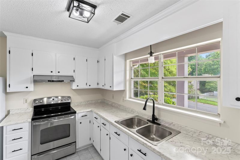 10016 Heathergate Ln, Mint Hill, NC 28227