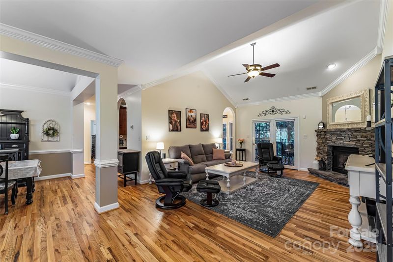 1622 Brookstone Dr, Hickory, NC 28602