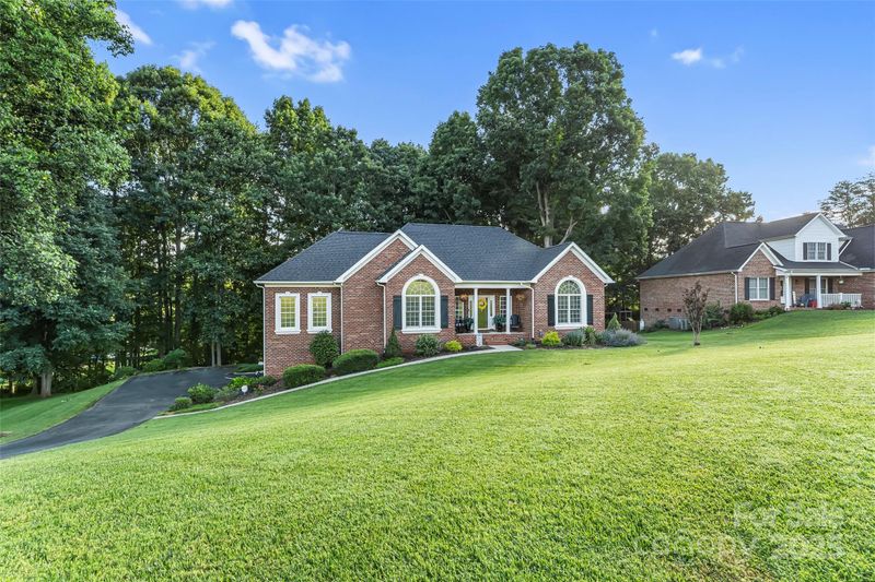 1622 Brookstone Dr, Hickory, NC 28602
