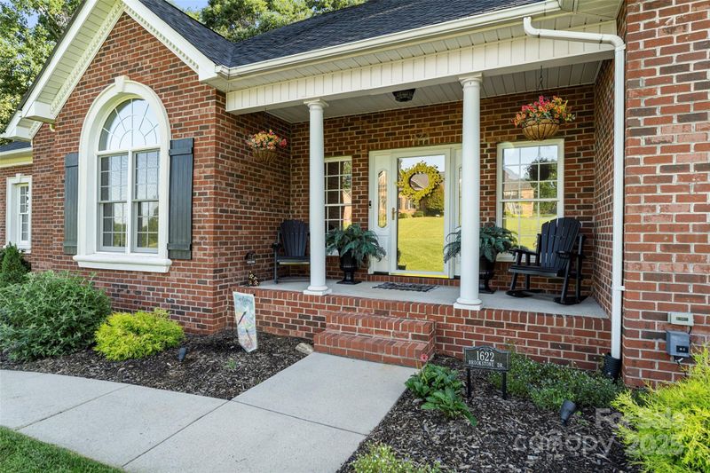 1622 Brookstone Dr, Hickory, NC 28602