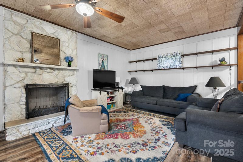 5083 Fleetwood Dr, Hickory, NC 28602