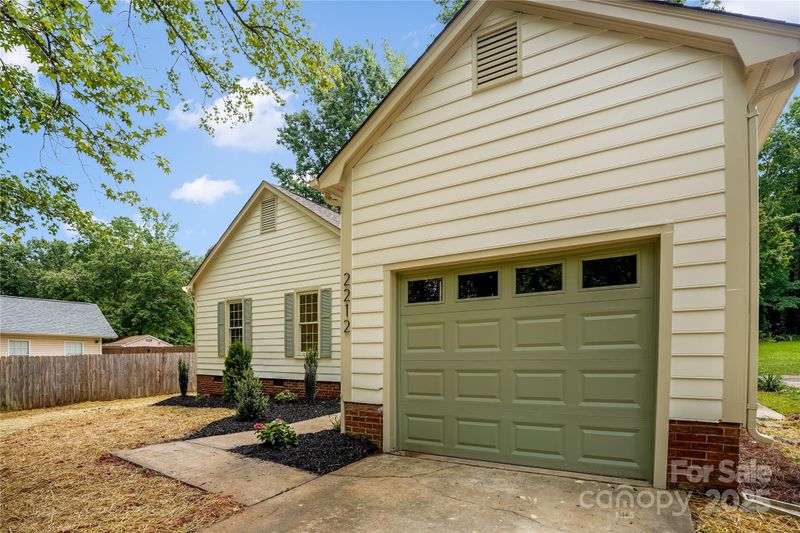 2212 Pinebrook Cir, Charlotte, NC 28208