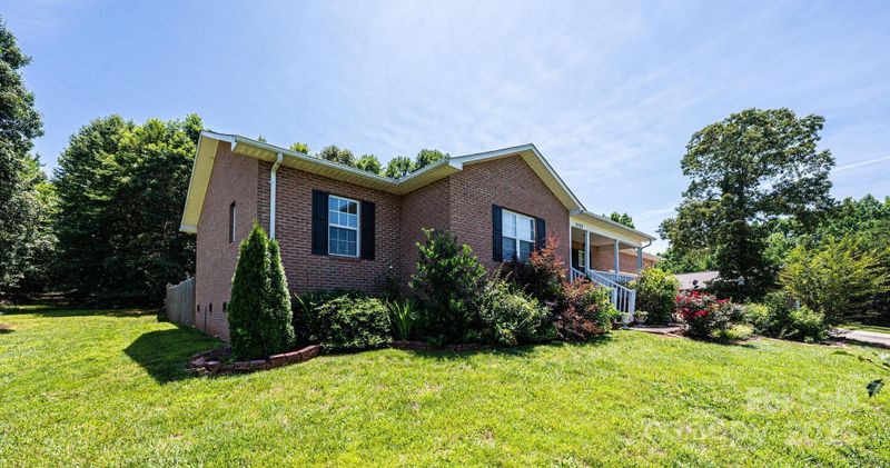 4128 River Run Cir, Hickory, NC 28602
