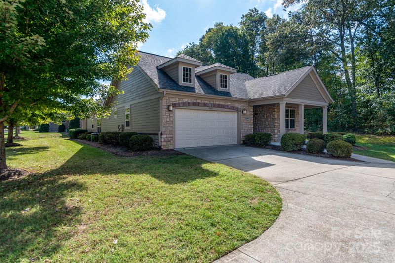 860 Wynnshire Dr, Hickory, NC 28601