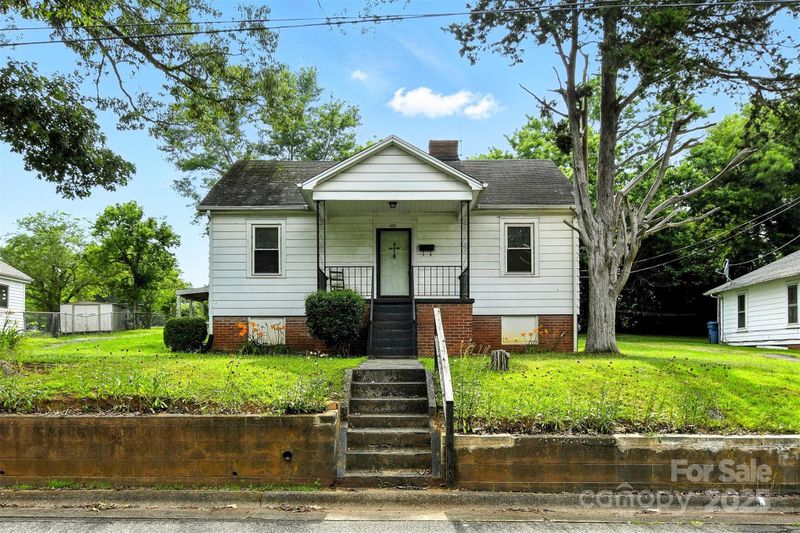 450 1st St SE, Hickory, NC 28602