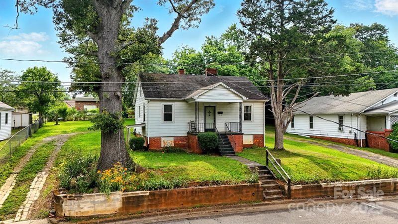 450 1st St SE, Hickory, NC 28602