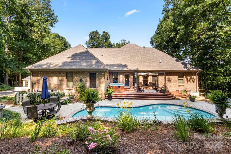 107 Creekwood Dr, Dallas, NC 28034