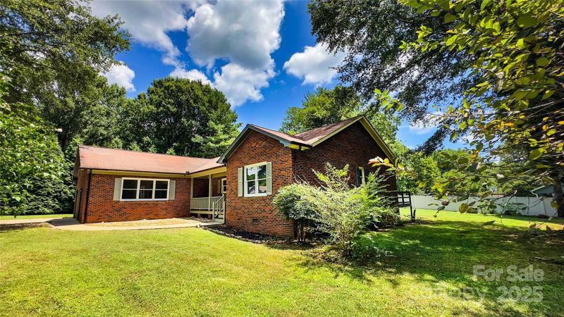 4885 Maggie Dr, Hickory, NC 28602