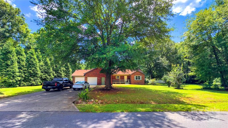 4885 Maggie Dr, Hickory, NC 28602