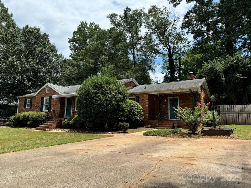 402 N Hawthorne St, Mount Holly, NC 28120